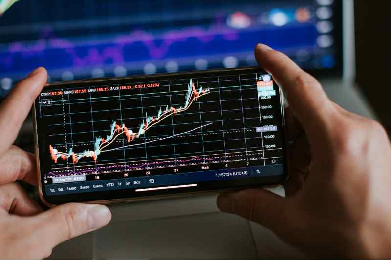trader-analyzing-stocks